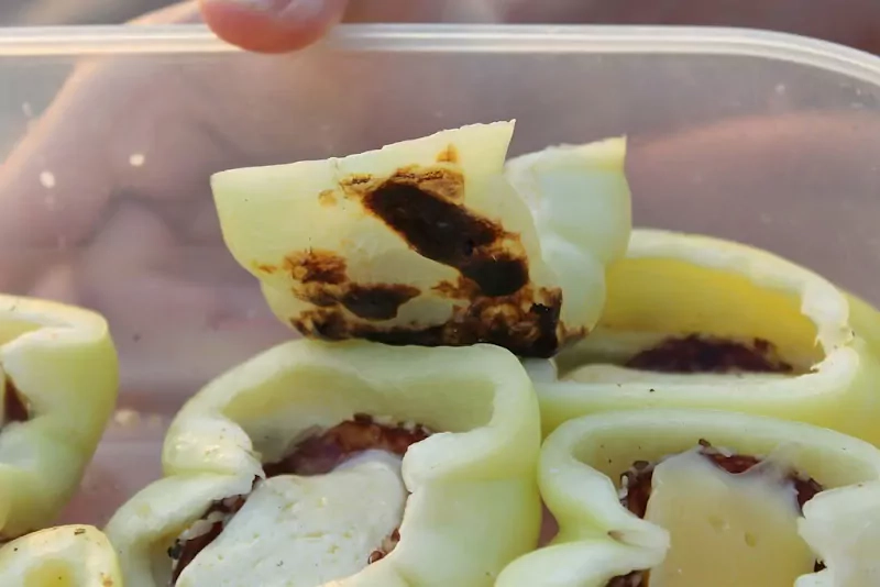 Grilēta paprika ar salami un mocarella sieru