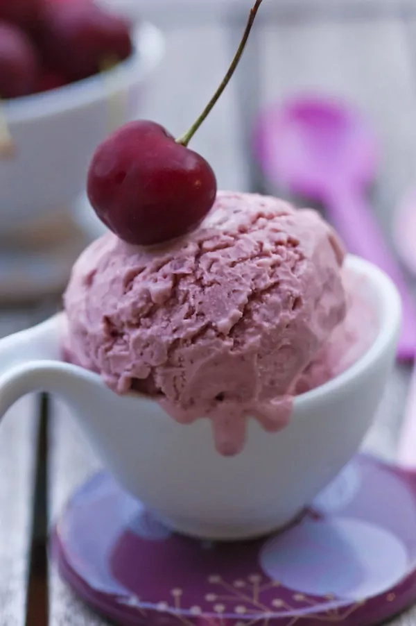 Kirsch-Joghurt-Eis mit Rosenblütensirup
