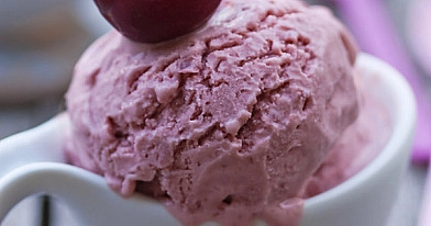 Kirsch-Joghurt-Eis mit Rosenblütensirup