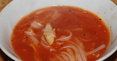 Vistas tomātu zupa ar rīsu nūdelēm