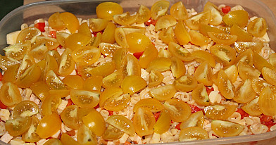 Pikantie makaronu salāti ar vistu, papriku, sieru un ķiršu tomātiem