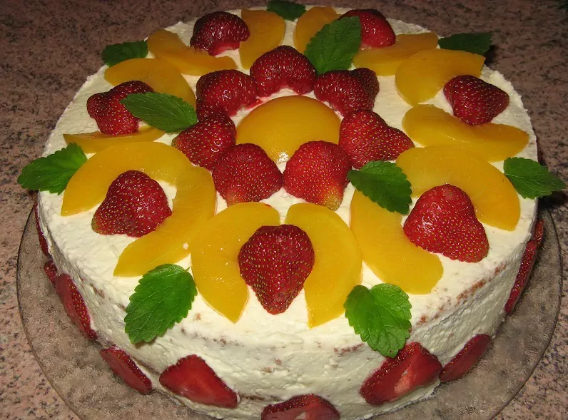 Lengvas tortas su braškėmis ir persikais Lengvas tortas su braškėmis ir persikais