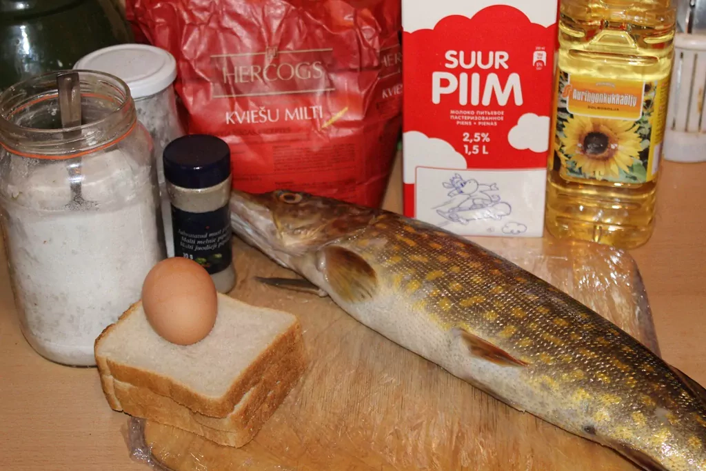 Līdakas kotletes ar baltmaizi