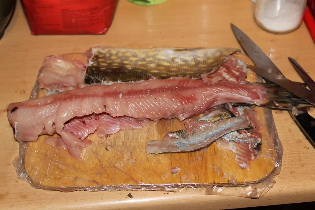 Līdakas kotletes ar baltmaizi