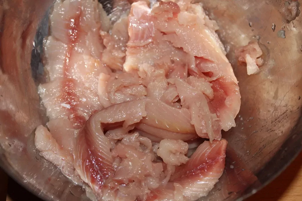 Līdakas kotletes ar baltmaizi