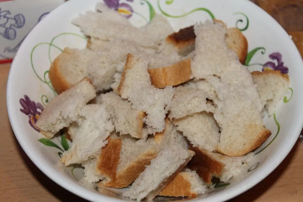 Līdakas kotletes ar baltmaizi