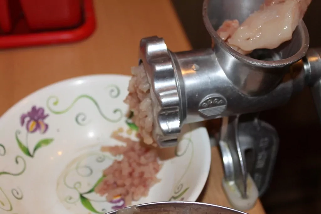 Līdakas kotletes ar baltmaizi