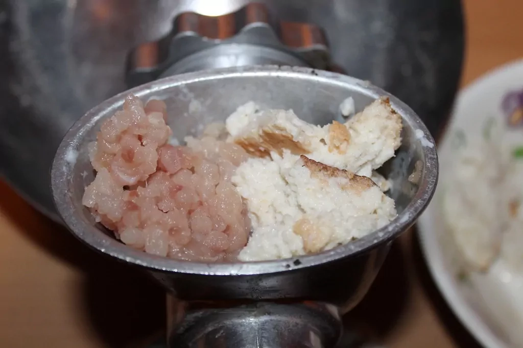 Līdakas kotletes ar baltmaizi