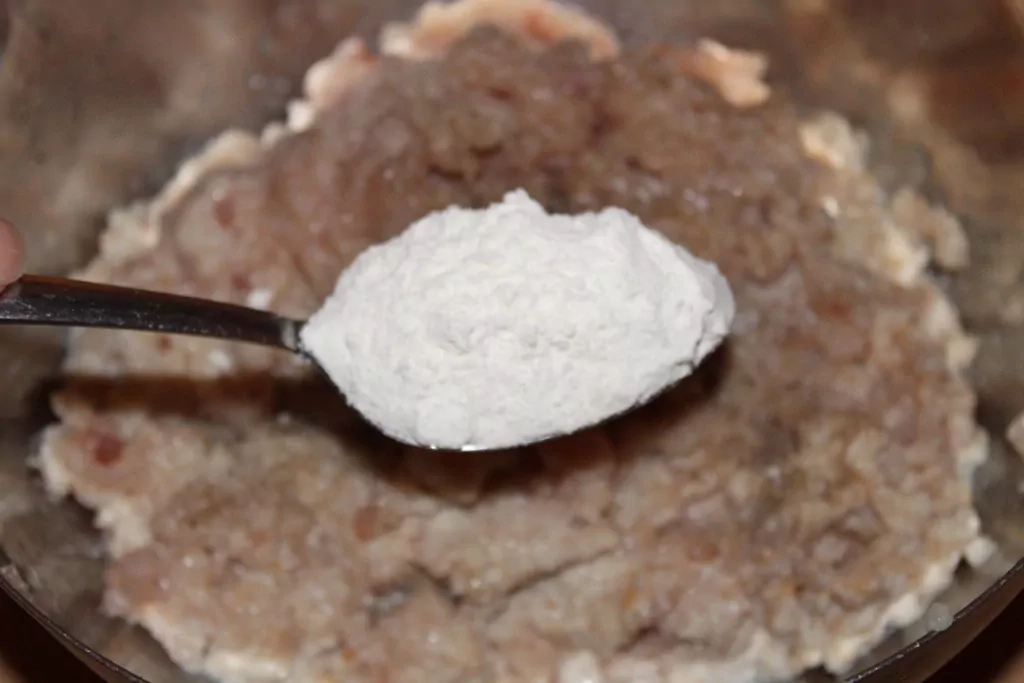 Līdakas kotletes ar baltmaizi