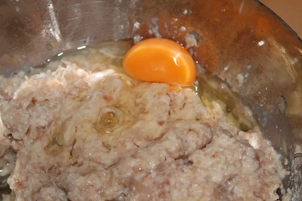 Līdakas kotletes ar baltmaizi