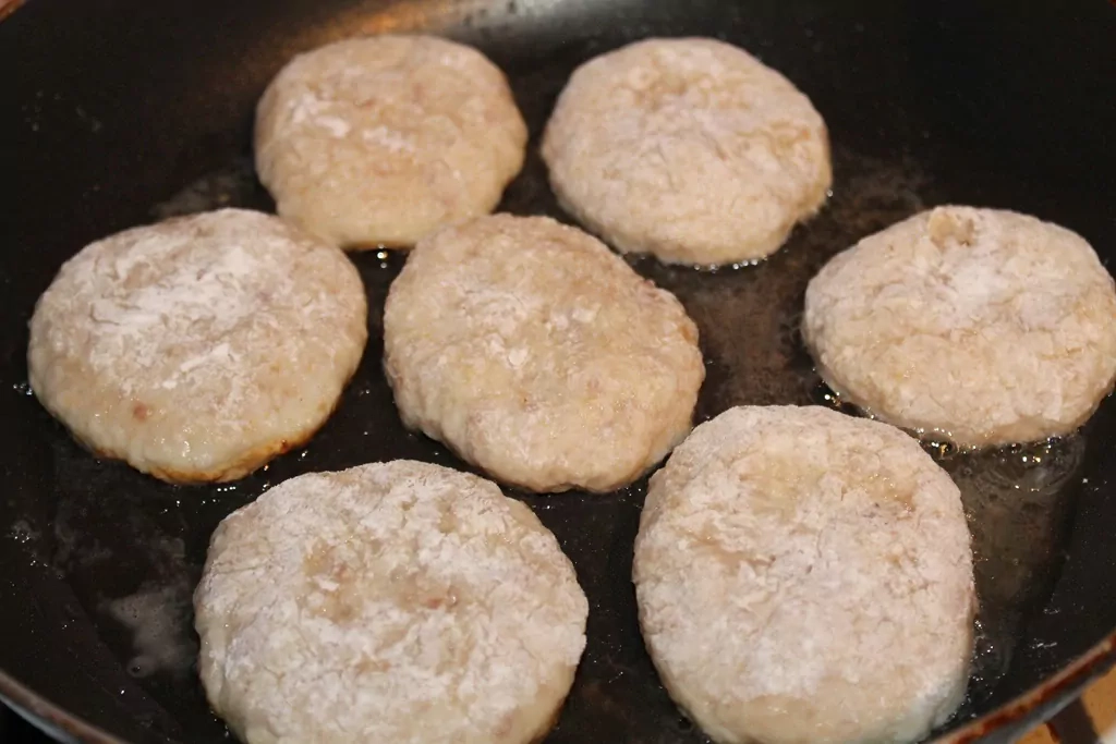 Līdakas kotletes ar baltmaizi