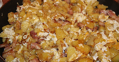 Zemnieku brokastis ar kartupeļiem un cūkgaļu