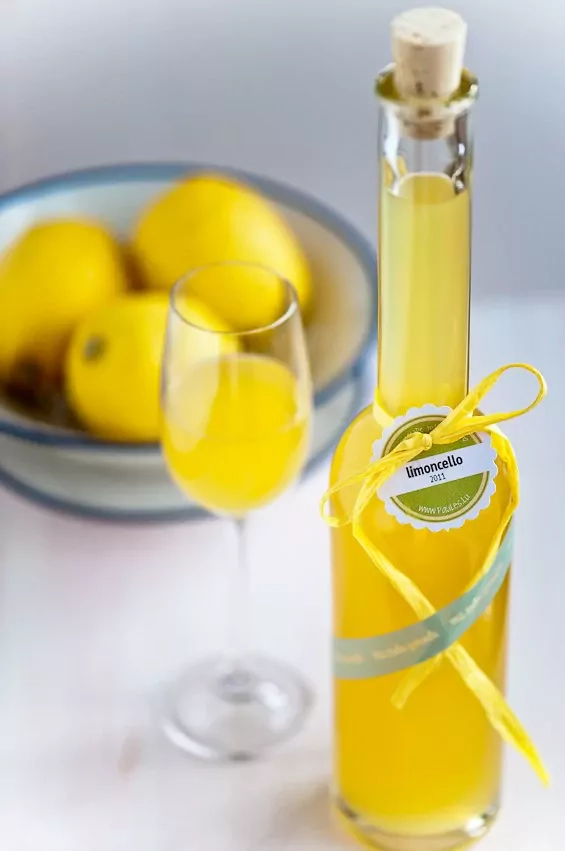 Selbstgemachter Limoncello - Italienischer Zitronenlikör