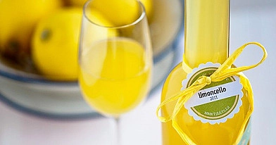 Selbstgemachter Limoncello - Italienischer Zitronenlikör