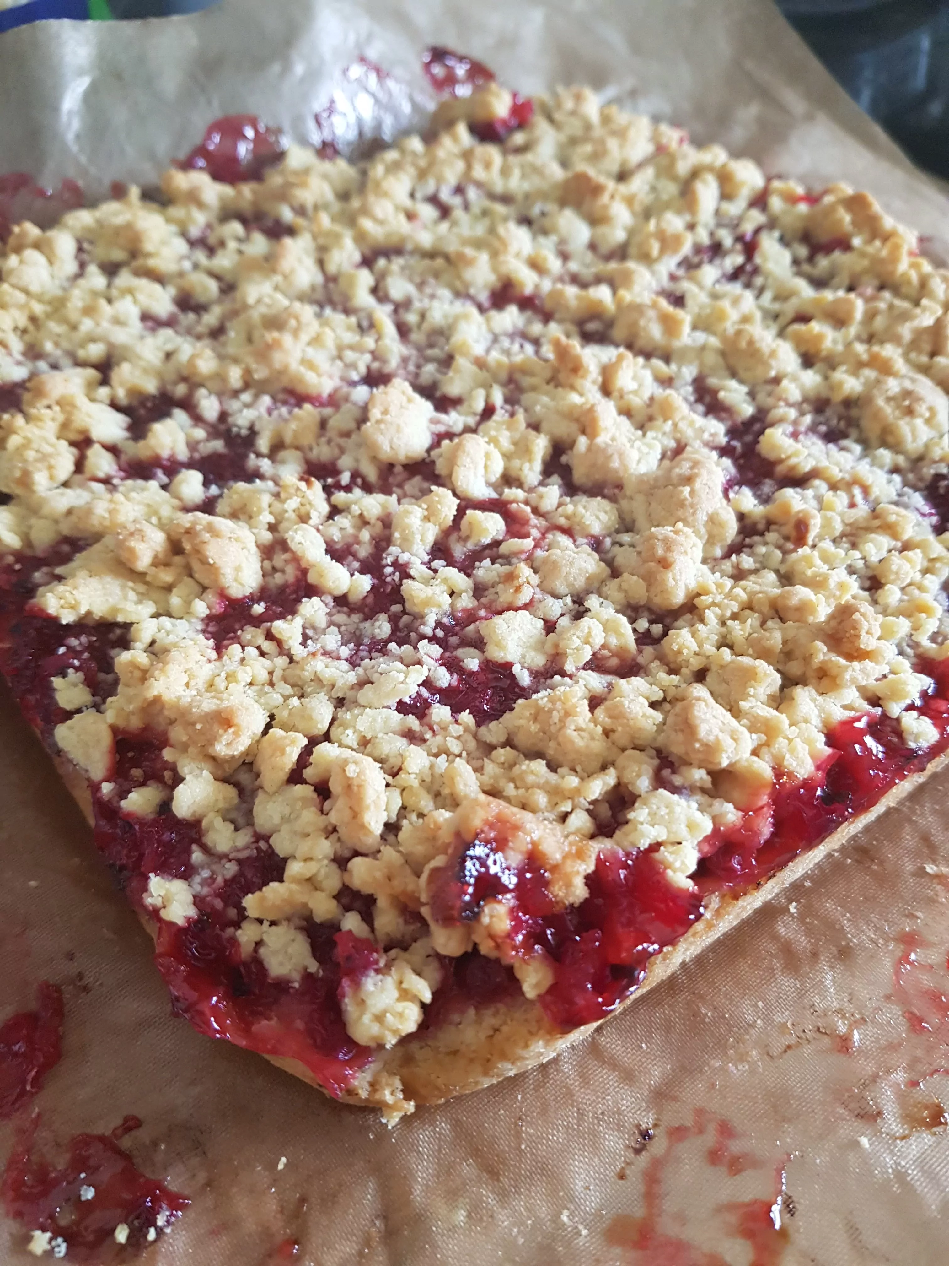 Trupininis pyragas su raudonaisiais serbentais