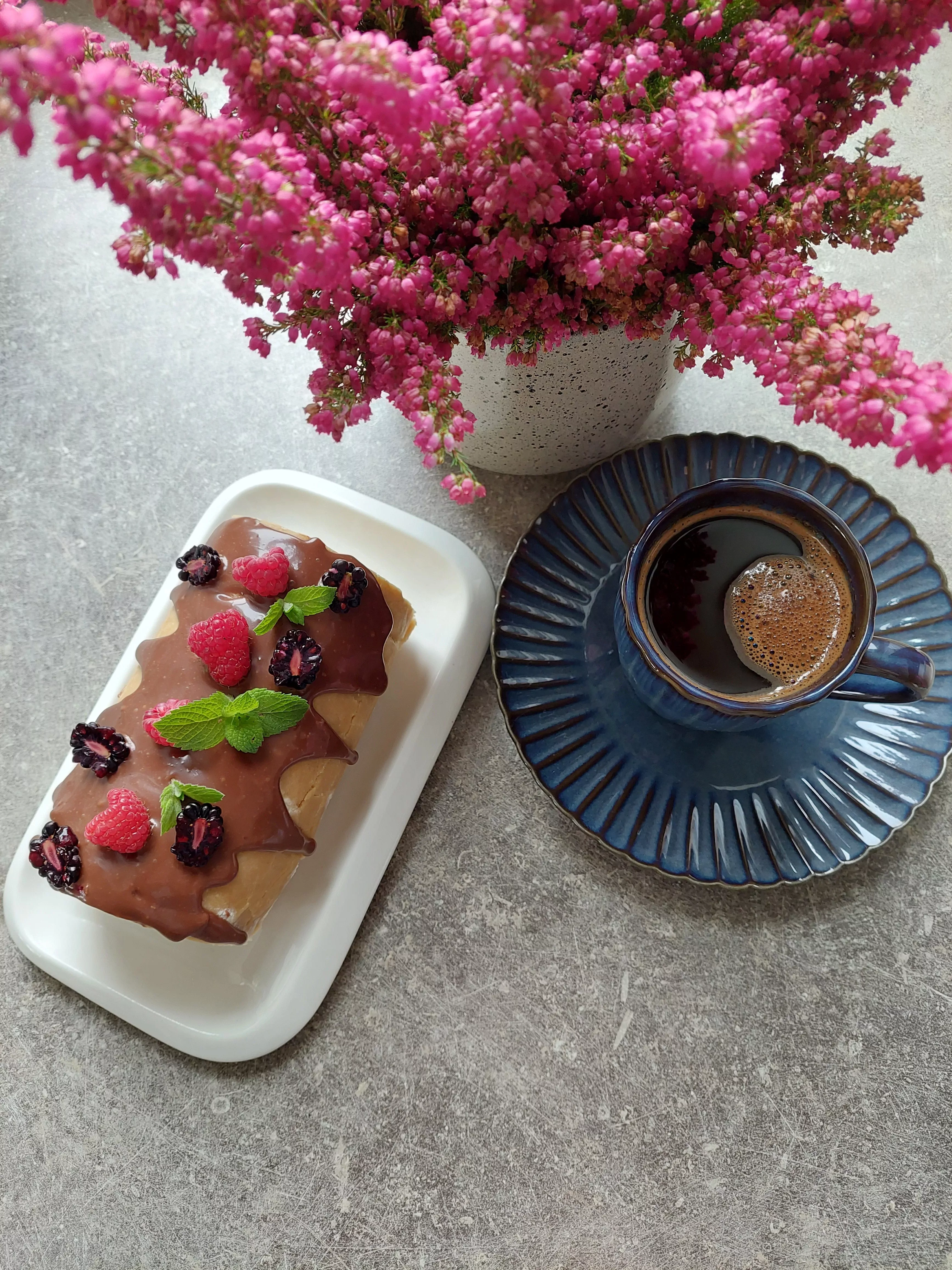 Tinginių vyniotinis su kondensuotu pienu, varške ir avietėmis