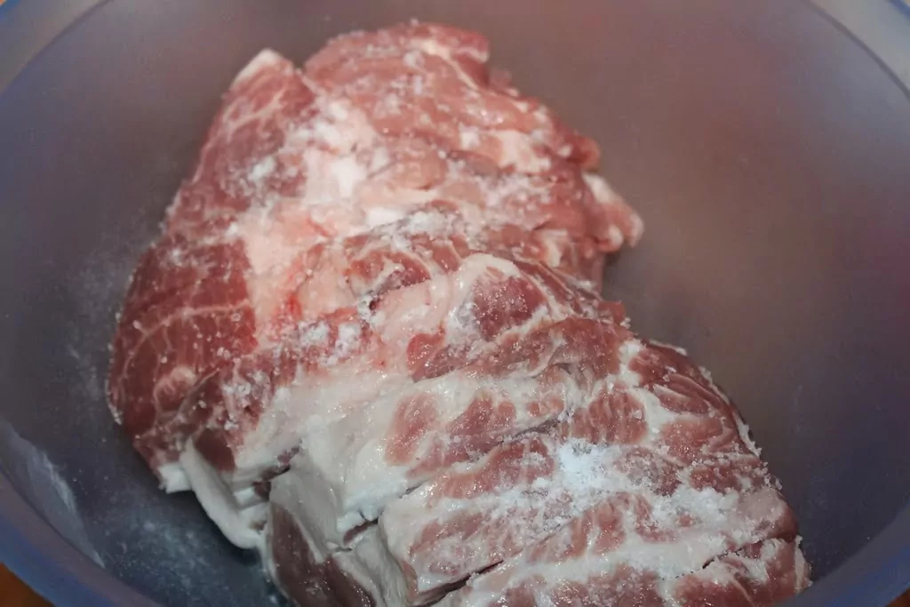 Pildīts cūkas kakla karbonādes cepetis ar saulē kaltētiem tomātiem