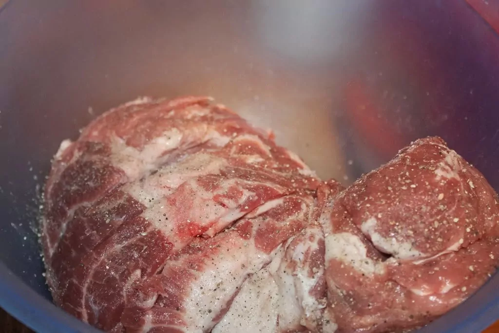 Pildīts cūkas kakla karbonādes cepetis ar saulē kaltētiem tomātiem