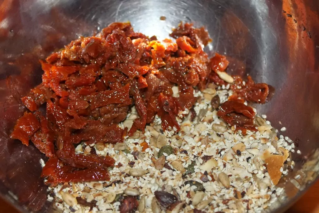 Pildīts cūkas kakla karbonādes cepetis ar saulē kaltētiem tomātiem