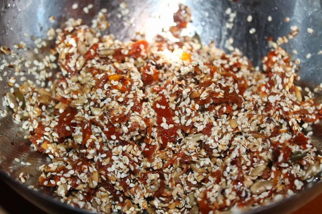 Pildīts cūkas kakla karbonādes cepetis ar saulē kaltētiem tomātiem