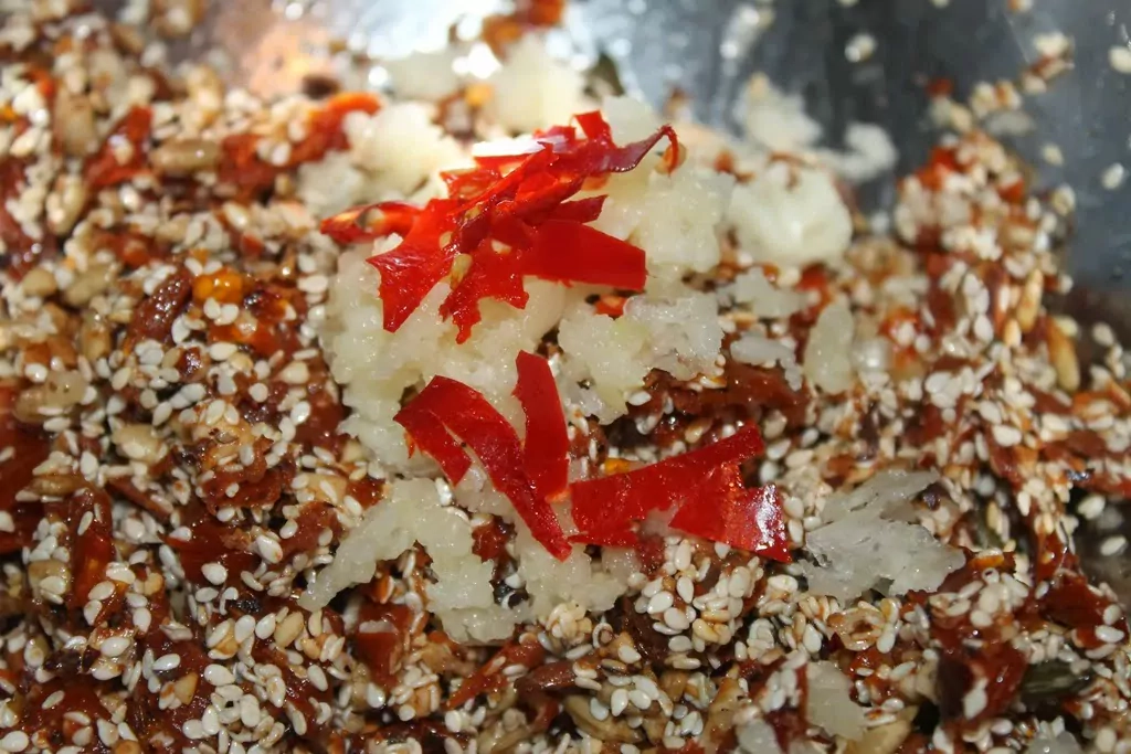 Pildīts cūkas kakla karbonādes cepetis ar saulē kaltētiem tomātiem