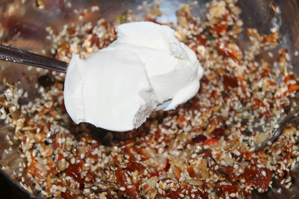 Pildīts cūkas kakla karbonādes cepetis ar saulē kaltētiem tomātiem