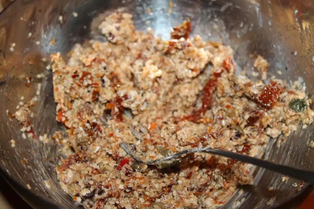 Pildīts cūkas kakla karbonādes cepetis ar saulē kaltētiem tomātiem