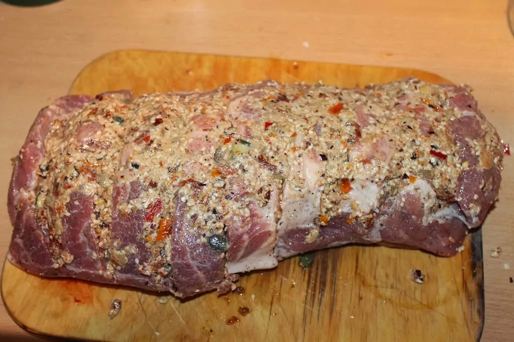 Pildīts cūkas kakla karbonādes cepetis ar saulē kaltētiem tomātiem