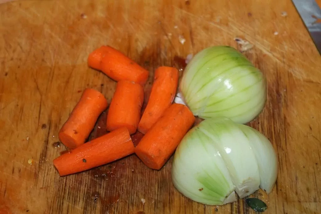 Pildīts cūkas kakla karbonādes cepetis ar saulē kaltētiem tomātiem