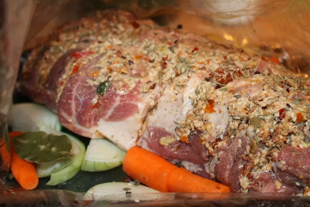 Pildīts cūkas kakla karbonādes cepetis ar saulē kaltētiem tomātiem