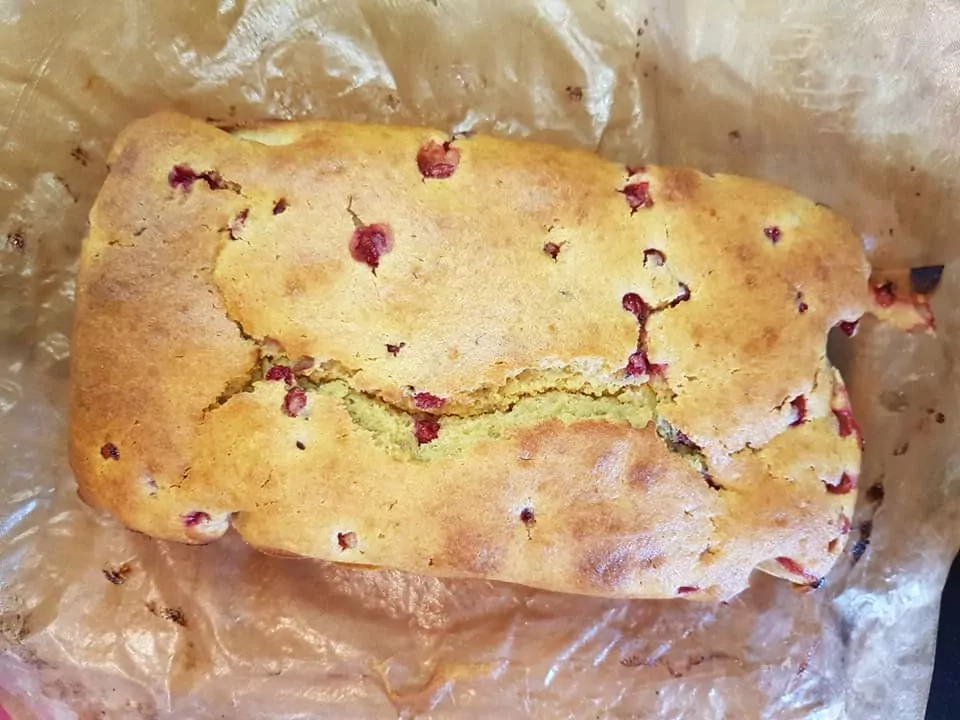 Keksas su raudonaisiais serbentais