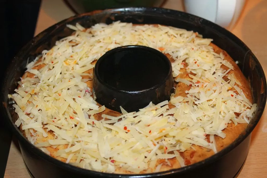 Siera kēkss ar saulē kaltētiem tomātiem