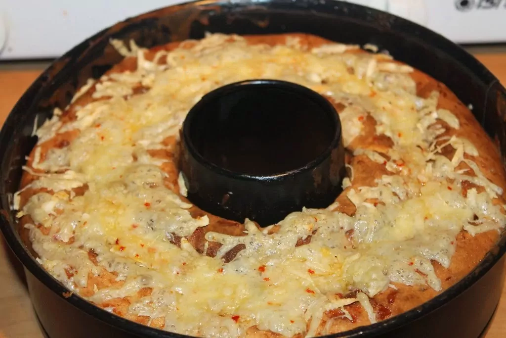 Siera kēkss ar saulē kaltētiem tomātiem