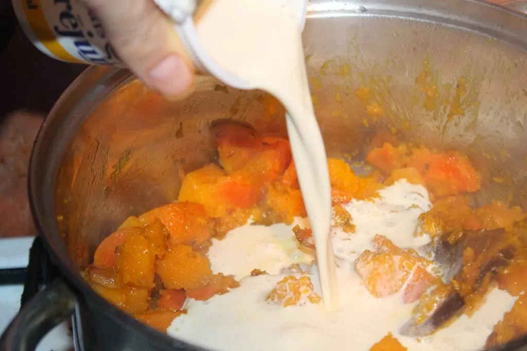 Ķirbja krēmzupa ar ingveru un svaigais krēmsiers