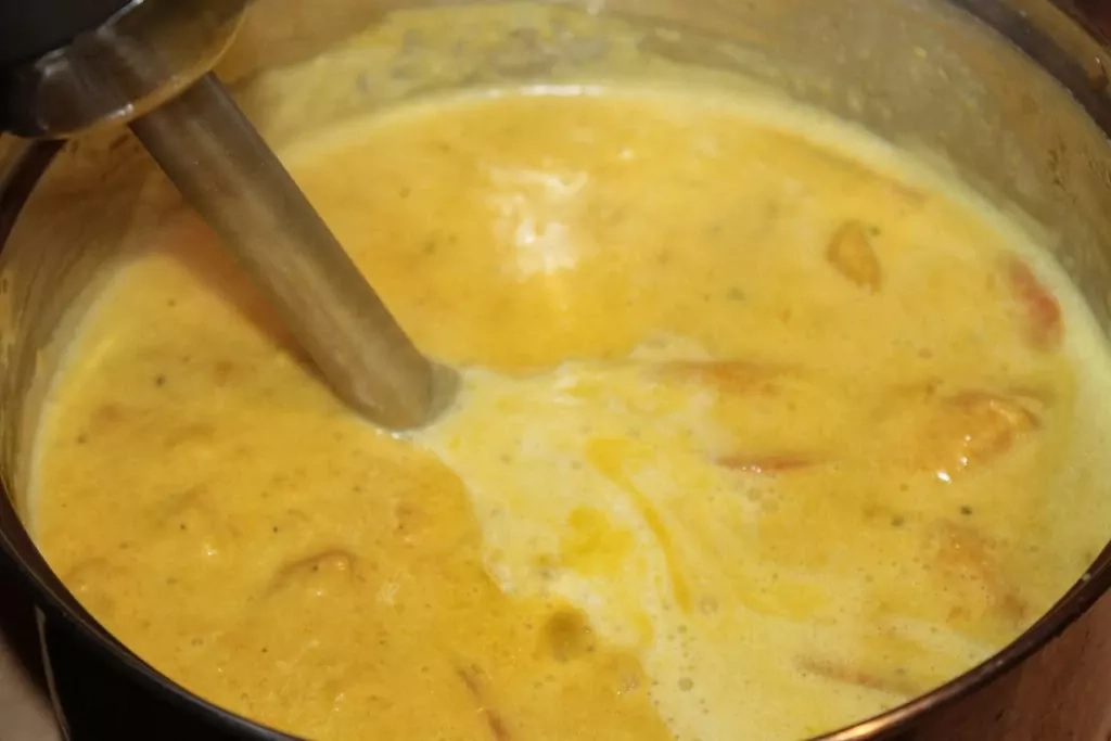 Ķirbja krēmzupa ar ingveru un svaigais krēmsiers