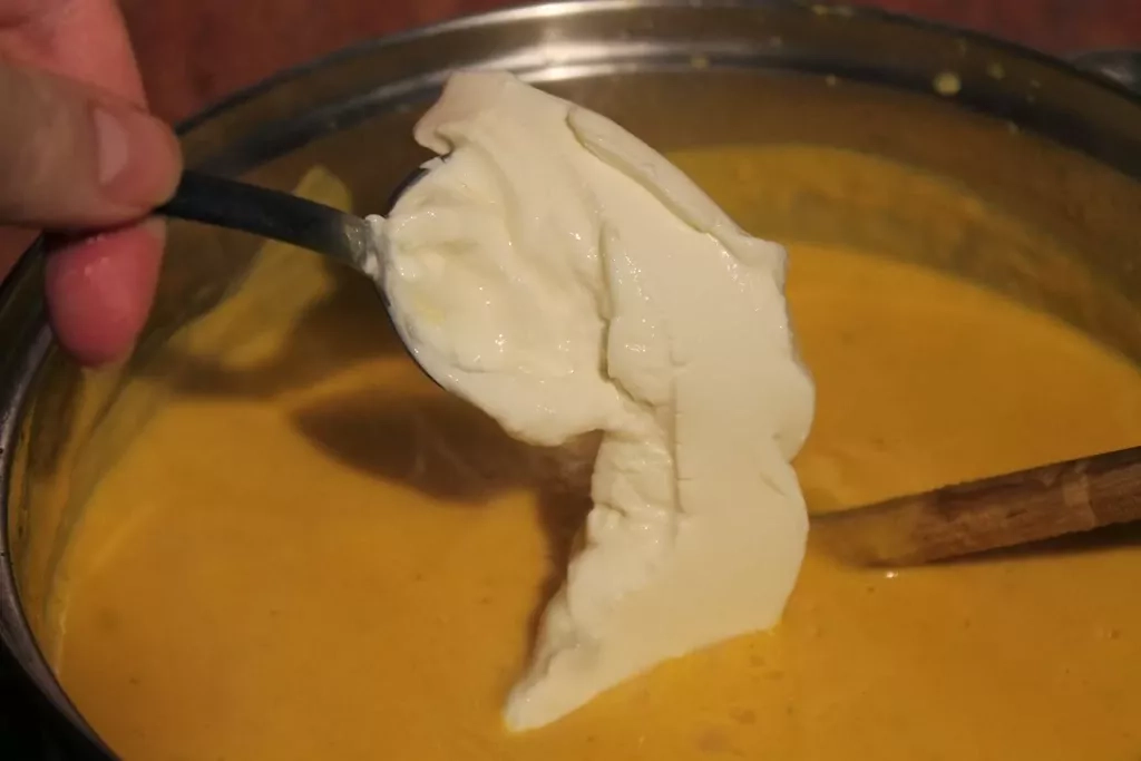 Ķirbja krēmzupa ar ingveru un svaigais krēmsiers