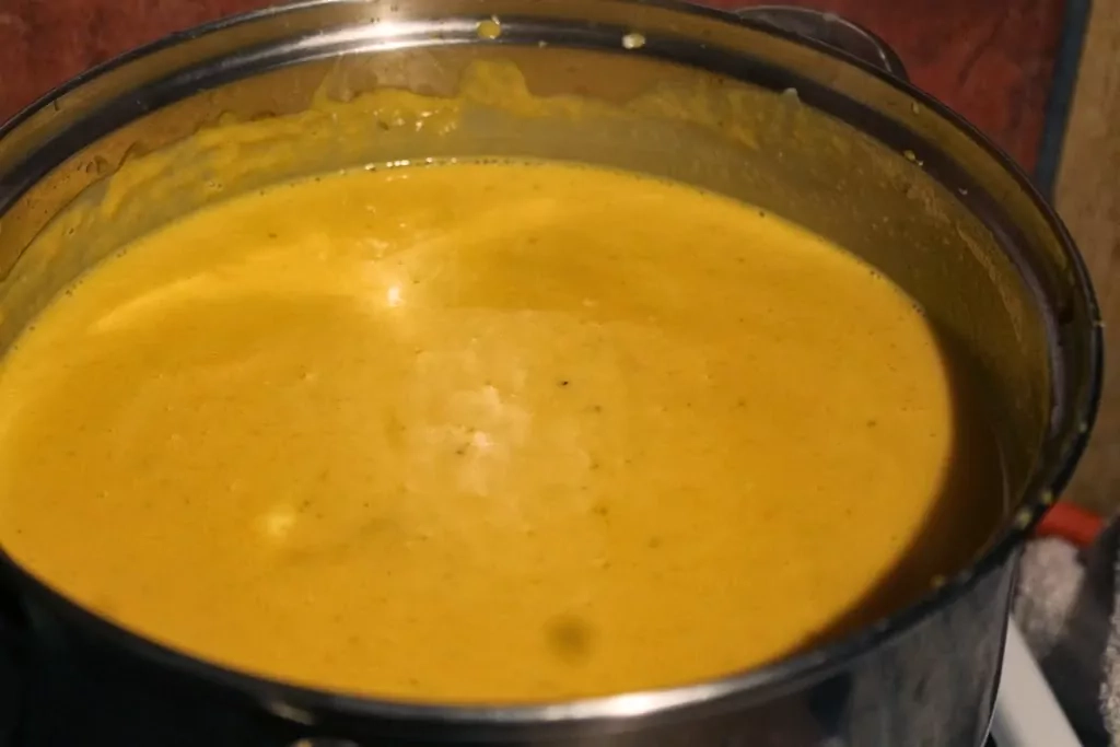 Ķirbja krēmzupa ar ingveru un svaigais krēmsiers