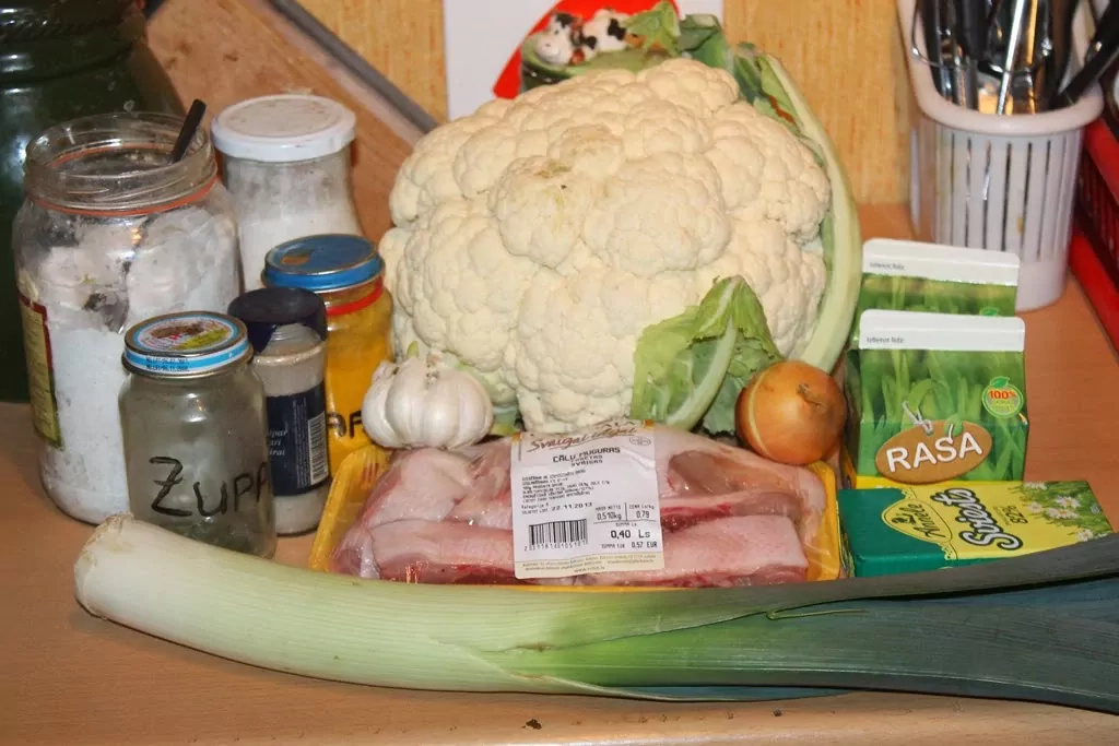 Ziedkāposta un puravu biezzupa