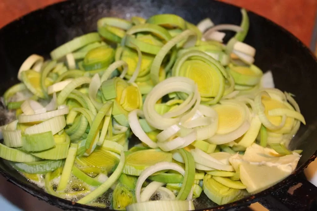 Ziedkāposta un puravu biezzupa