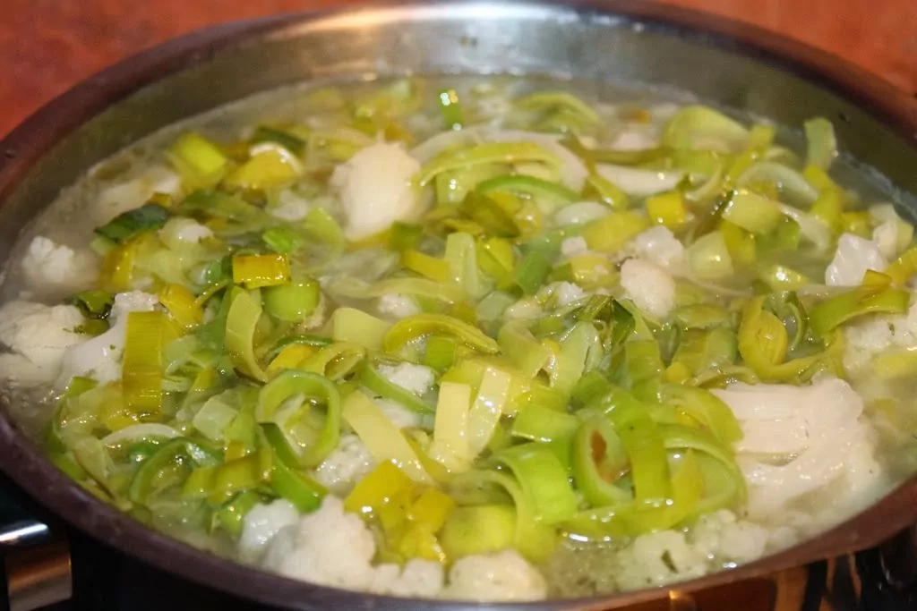 Ziedkāposta un puravu biezzupa