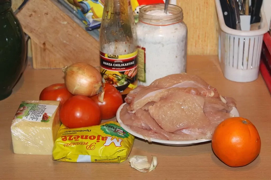 Vistas filejas sacepums ar tomātiem, sīpoliem un sieru