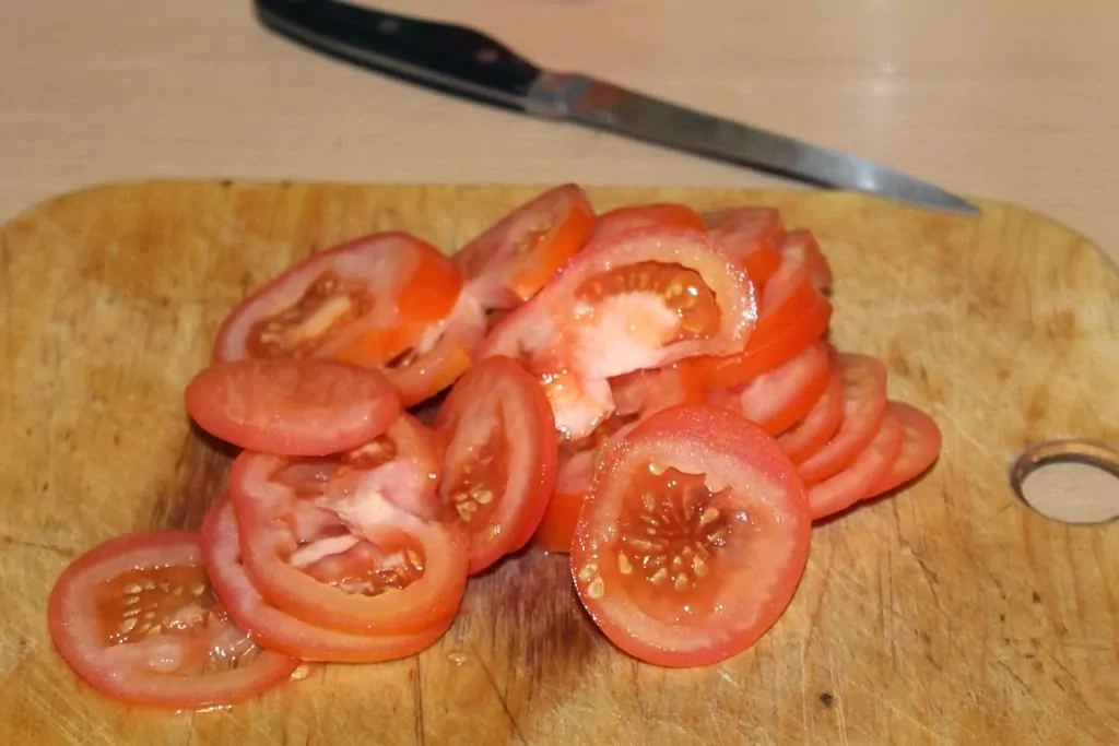 Vistas filejas sacepums ar tomātiem, sīpoliem un sieru