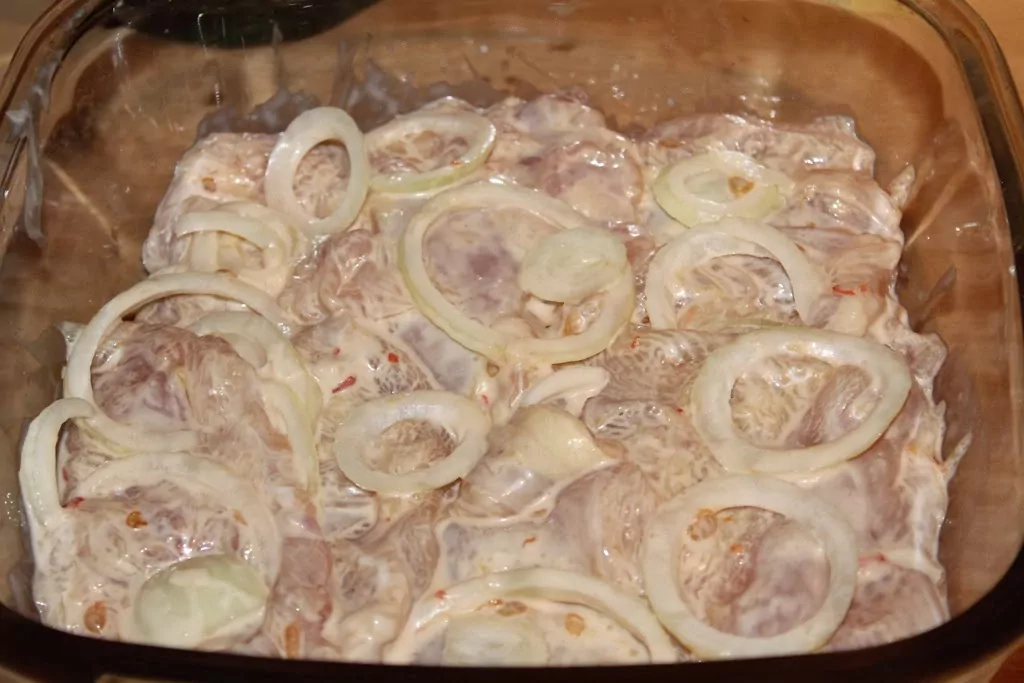 Vistas filejas sacepums ar tomātiem, sīpoliem un sieru