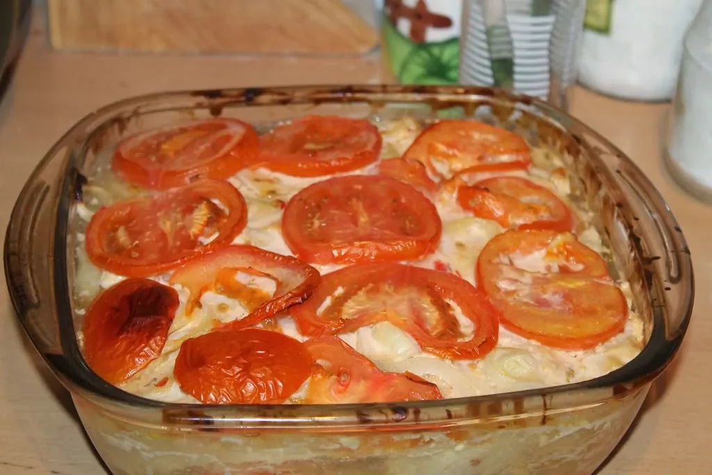 Vistas filejas sacepums ar tomātiem, sīpoliem un sieru