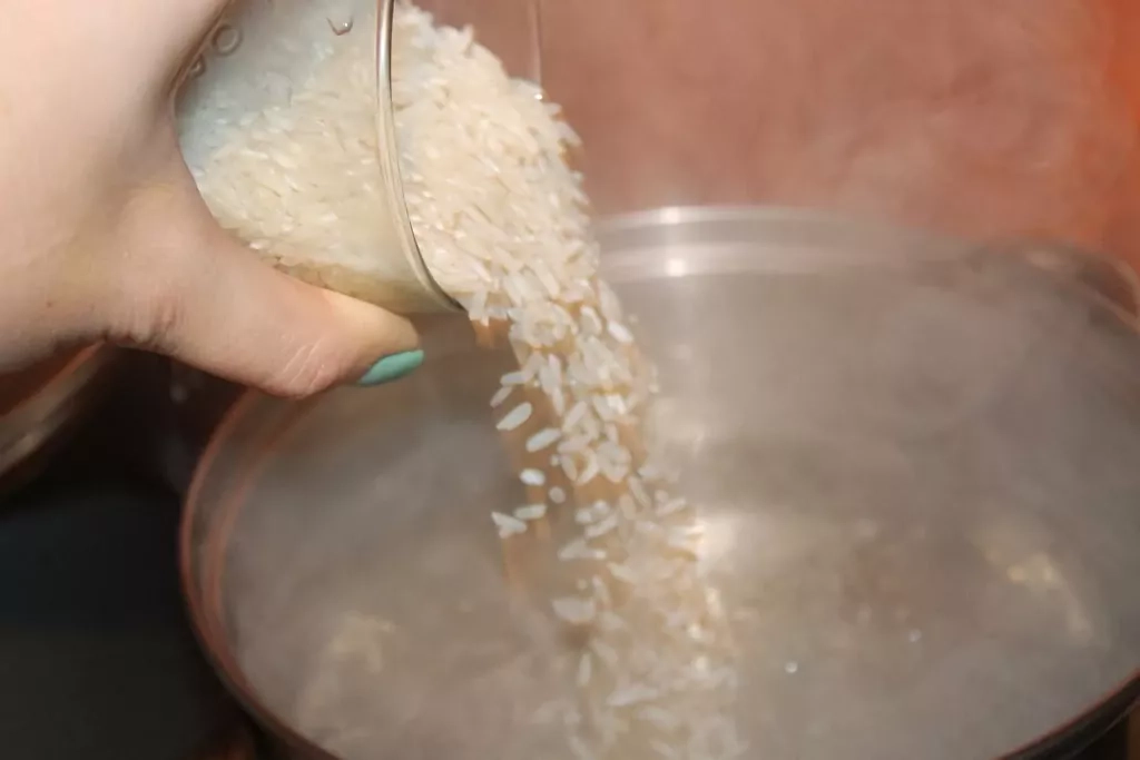 Krabju nūjiņu salāti ar rīsiem, konservētu kukurūzu, tomātiem un papriku