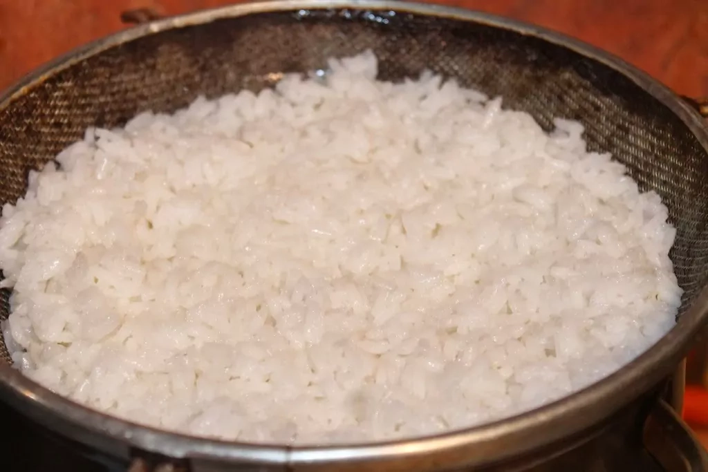 Krabju nūjiņu salāti ar rīsiem, konservētu kukurūzu, tomātiem un papriku