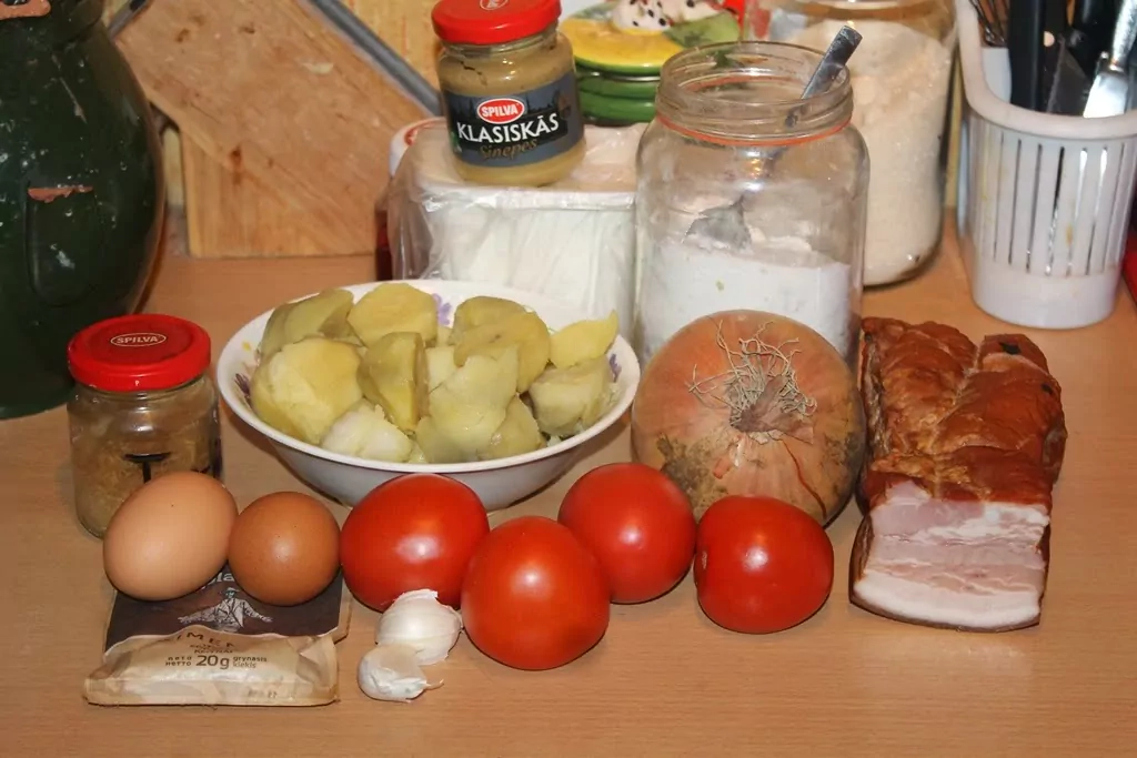 Sātīgie kartupeļu plācenīši ar cūkgaļu