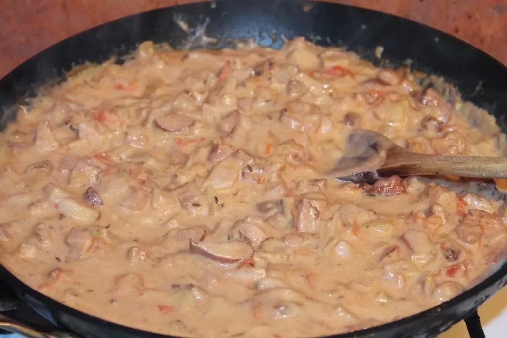 Sātīgie kartupeļu plācenīši ar cūkgaļu