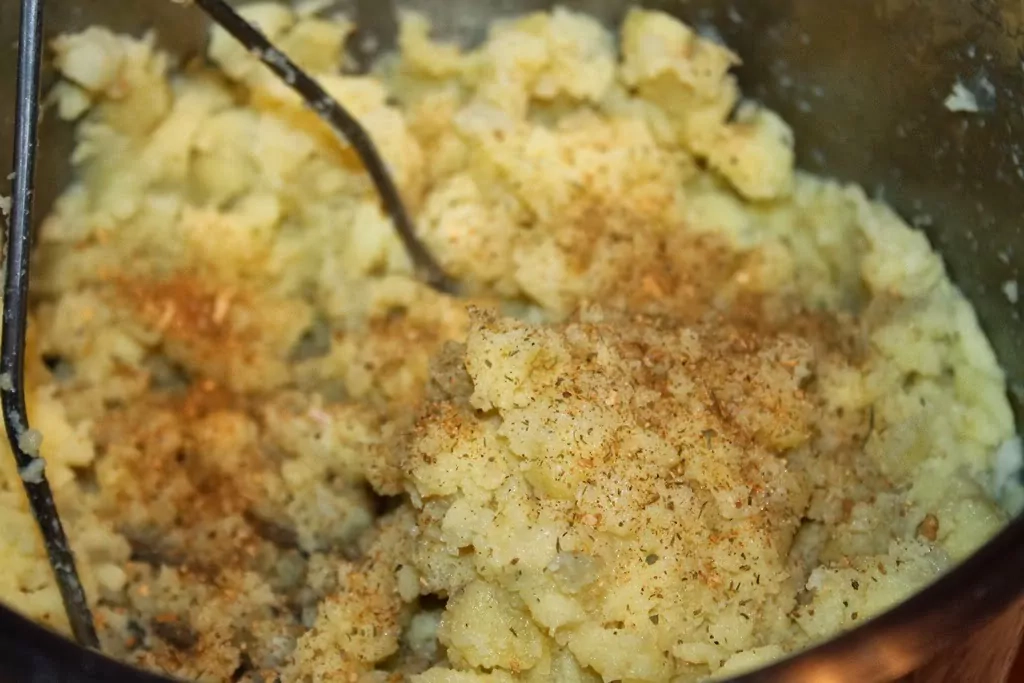 Sātīgie kartupeļu plācenīši ar cūkgaļu