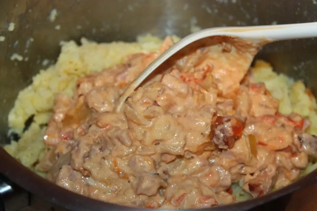 Sātīgie kartupeļu plācenīši ar cūkgaļu